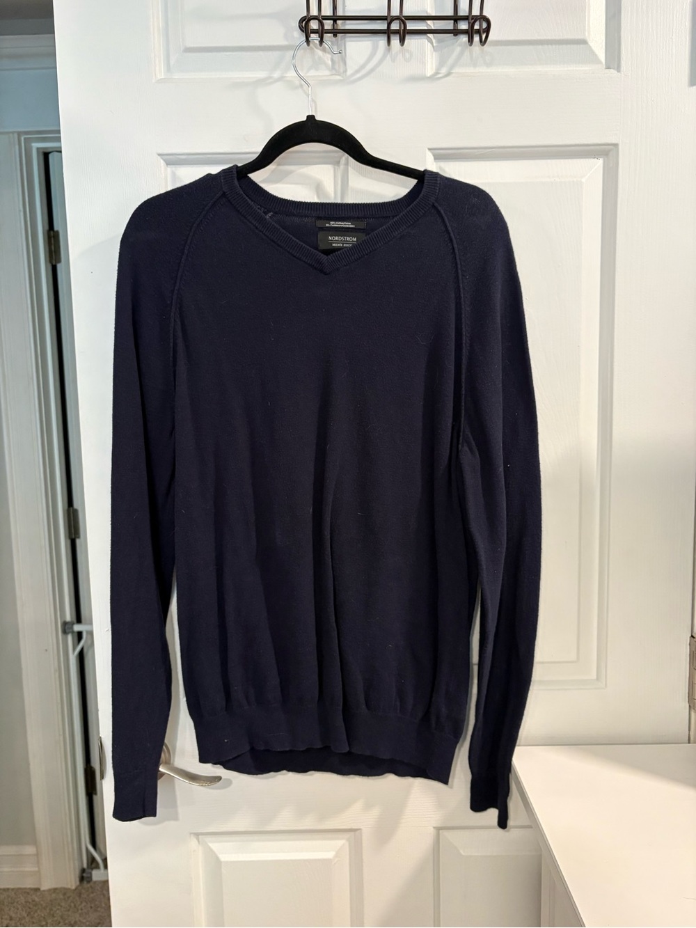 Nordstrom Men’s Dark Navy V-Neck Cashmere sweater